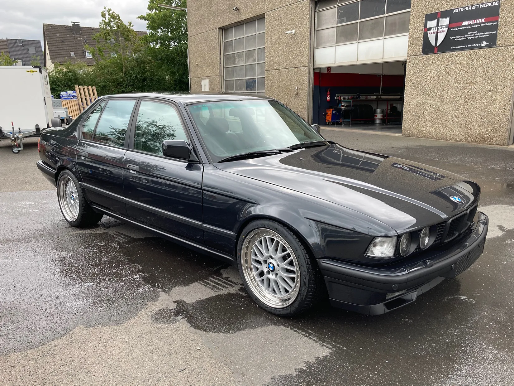 Read more about the article Zeitgenössisch modifizierter E32 750i