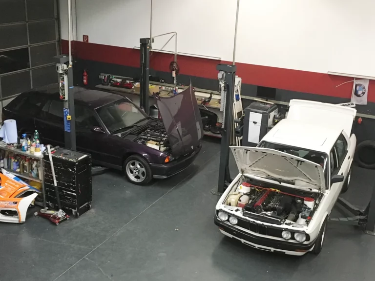 Mehr über den Artikel erfahren Unser TÜV- und Wartungsservice für Youngtimer und Oldtimer